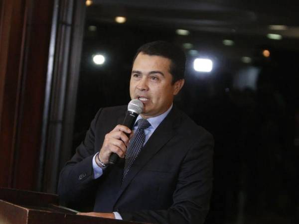 Imagen de Tony Hernández durante una conferencia de prensa.