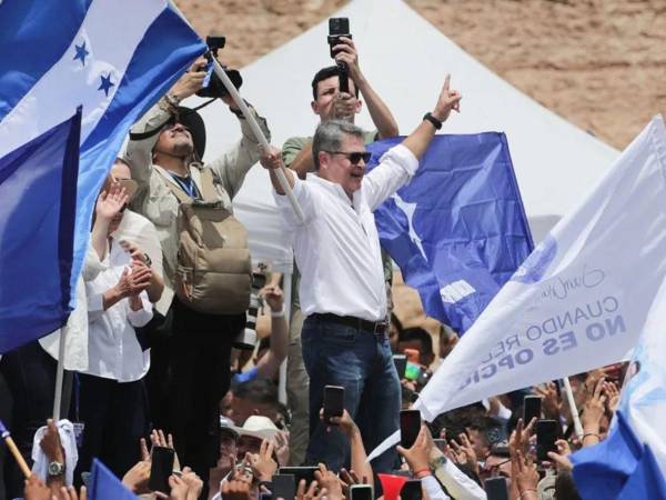 El expresidente hondureño Juan Orlando Hernández saluda a sus simpatizantes el 26 de julio de 2026 en Comayagua.