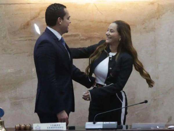 Tomás Zambrano, presidente de Congreso Nacional, junto a su esposa Yohana Lizeth Lagos Estrada.