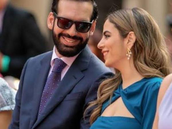 Paola González Kawas junto a su esposo Karim Bukele.