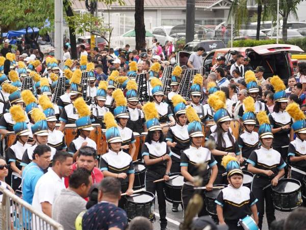 Entre tambores y liras, la banda del JTR deslumbró en los desfiles patrios