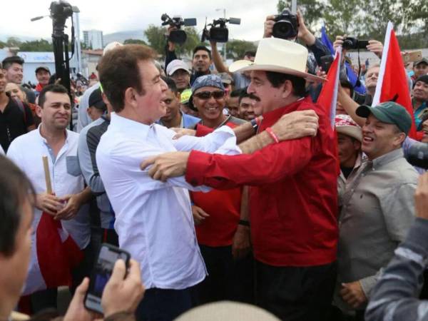 Manuel Zelaya Rosales junto a Salvador Nasralla, en una concentración política.