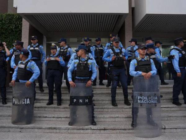 Oficiales de la Policía Nacional durante un resguardo de seguridad en la Corte Suprema de Justicia.
