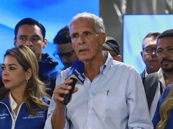 Fotografía a Nasry Asfura en medio del conteo de votos en las elecciones generales del 30 de noviembre de 2025.