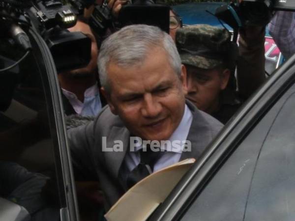 Un juez de letras penal dictó el pasado miércoles, 19 de agosto, medidas distintas a la prisión preventiva contra Roosevelt Hernández después de la audiencia de declaración de imputado.