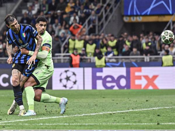 Acerbi ante la débil marca de Ronald Araújo que terminó en gol de Inter.