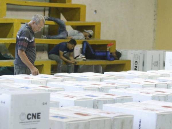 El CNE explicó que la contratación se dividirá en varios lotes que abarcan desde camiones de 48 pies hasta unidades de menor tamaño.