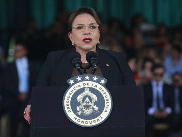 La presidenta de Honduras, Xiomara Castro, participó este jueves 18 de diciembre en la ceremonia de traspaso de mando de las Fuerzas Armadas de Honduras.