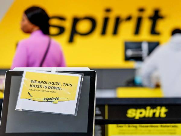 La aerolínea Spirit sorprendió el viernes al anunciar que cesará operaciones después de que fracasara un acuerdo de rescate gubernamental de 500 millones de dólares.