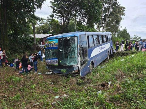 En el percance vial participaron un bus, un turismo, una camioneta y un microbús.