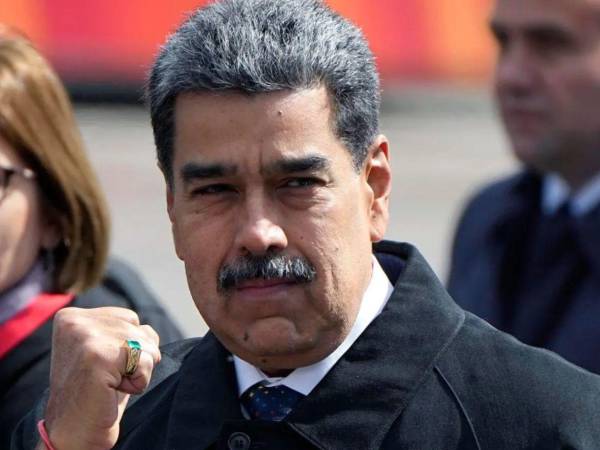 Nicolás Maduro Moros, presidente de Venezuela desde 2013, es una de las figuras más controvertidas de la política latinoamericana reciente. Exconductor del Metro de Caracas y dirigente sindical, su ascenso estuvo estrechamente ligado a Hugo Chávez, quien lo señaló como su sucesor antes de morir.