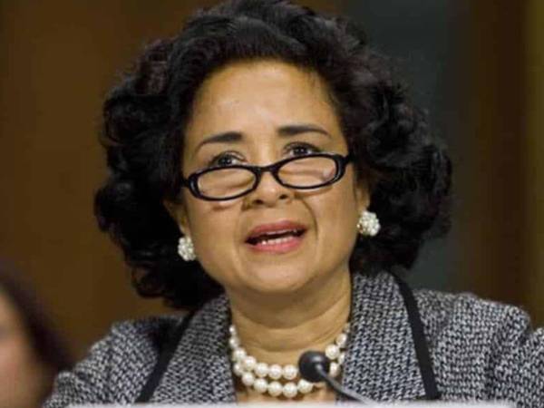 Analisa Torres es descendiente de una familia de magistrados de origen puertorriqueño, se graduó con honores en la Universidad de Harvard, se doctoró en la Escuela de Derecho de Columbia.