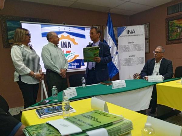 Las autoridades del INA destacaron que con esta acción se logra la legalización de 3,412 manzanas de tierra destinadas a la producción agricola.