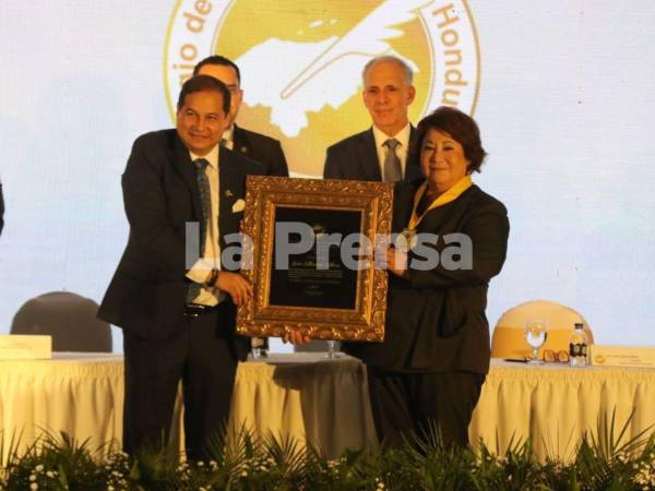 Fotografía muestra el momento en que Juan Carlos Sierra, presidente del CPH, entrega el premio Álvaro Contreras a la periodista Lucía Alvarado, este lunes 25 de mayo de 2026 en Tegucigalpa.