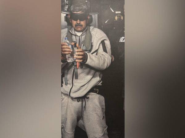 El presidente de EE.UU., Donald Trump, publicó este sábado una foto del presidente venezolano, Nicolás Maduro, esposado y con los ojos y oídos tapados a bordo de un buque militar estadounidense en el Caribe, tras su captura por fuerzas del país norteamericano.