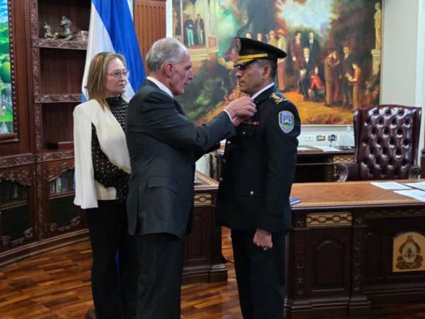 Rigoberto Oseguera Mass (centro) cuenta con una amplia trayectoria dentro de la Policía Nacional, desempeñándose incluso como director de Inteligencia.