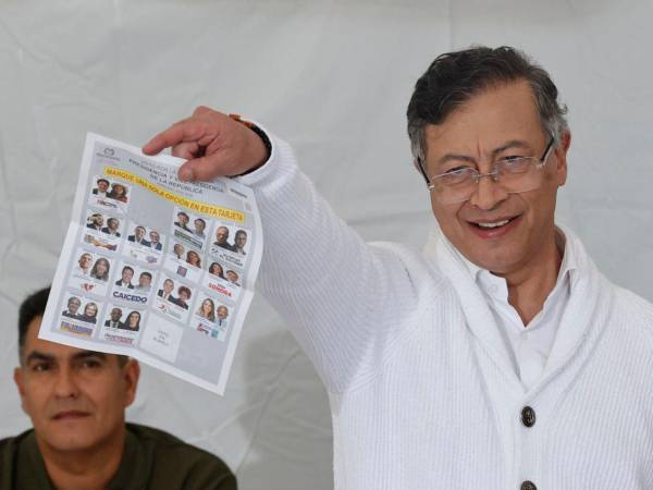 El presidente de Colombia, Gustavo Petro, muestra el tarjetón electoral en las votaciones de este domingo en Colombia.