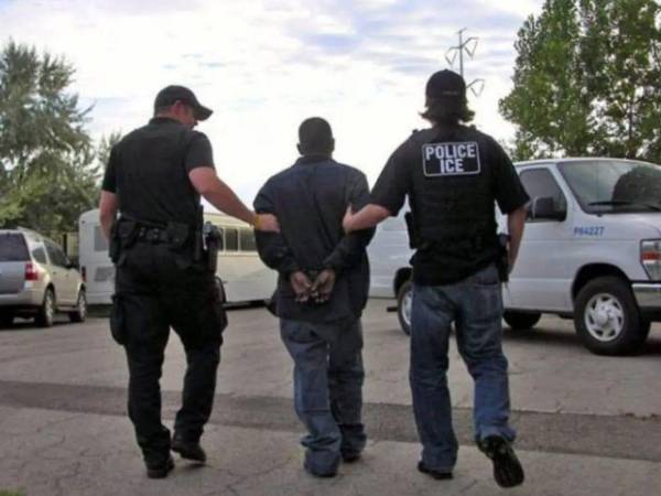 Durante el fin de semana, el Servicio de Inmigración y Control de Aduanas (ICE) de Estados Unidos informó sobre la detención y deportación de varios extranjeros condenados por distintos delitos, entre ellos agresiones sexuales, narcotráfico y violencia. En la lista figuran ciudadanos de Honduras, México, Guatemala, Micronesia y Colombia.
