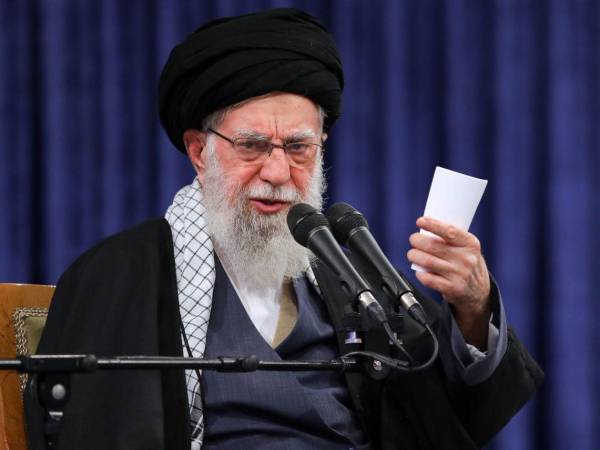 El líder supremo iraní, el ayatolá Ali Jameneí, quien murió el pasado sábado en los bombardeos estadounidenses e israelíes contra la república islámica, fue el guía espiritual de esa nación durante casi 37 años, desde que fue nombrado en 1989.