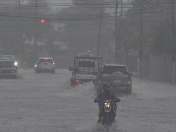 Copeco elevó a alerta roja a cuatro departamentos, mantiene en amarilla a cuatro y seis están en verde ante las últimas lluvias que se registran en Honduras.