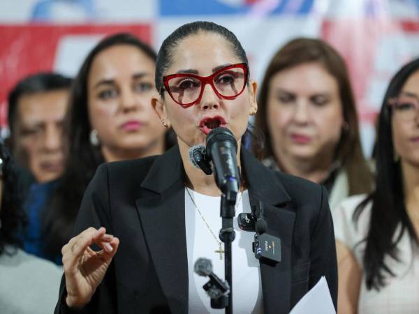 Fotografía de archivo del 28 de enero del 2026 que muestra a la excandidata presidencial del correísmo Luisa González hablando durante una rueda de prensa, en Quito (Ecuador).