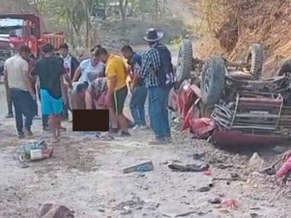 Escena del terrible accidente vial ocurrido este lunes en la comunidad de El Zapote, Linaca, Choluteca.