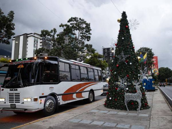 Fotografía muestra un árbol de Navidad en Caracas, Venezuela.