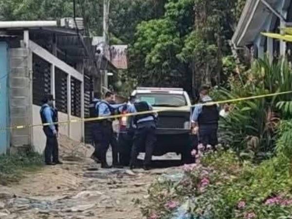 Policías resguardan la escena donde fue encontrado asesinado el soldador Juan Rodríguez en El Zapotal.