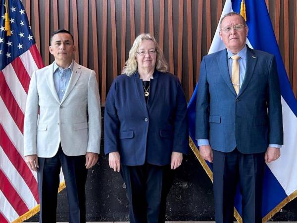 La encargada de Negocios de la Embajada de Estados Unidos en Honduras, Colleen A. Hoey, y los ministros hondureños, Enrique Rodríguez Burchard (Defensa) y Gerzon Velásquez (Seguridad).
