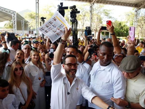 El candidato presidencial del movimiento Defensores de la Patria, Abelardo de la Espriella, en el momento en que votó este domingo en Barranquilla (Colombia).