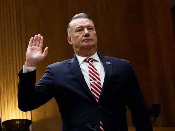 Con la salida de Lyons, el puesto para dirigir la agencia queda vacante y desde la Administración de Barack Obama (2009-2017) no se ha designado a un director de ICE votado por el Senado.