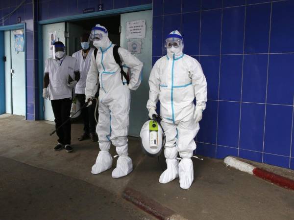 La declaración de emergencia internacional por parte de la Organización Mundial de la Salud (OMS) ante el nuevo brote de ébola en el este de la República Democrática del Congo (RDC), que ya deja 88 muertos, llevó a los países africanos a reforzar controles sanitarios y cerrar fronteras, como en el caso de Ruanda este domingo.