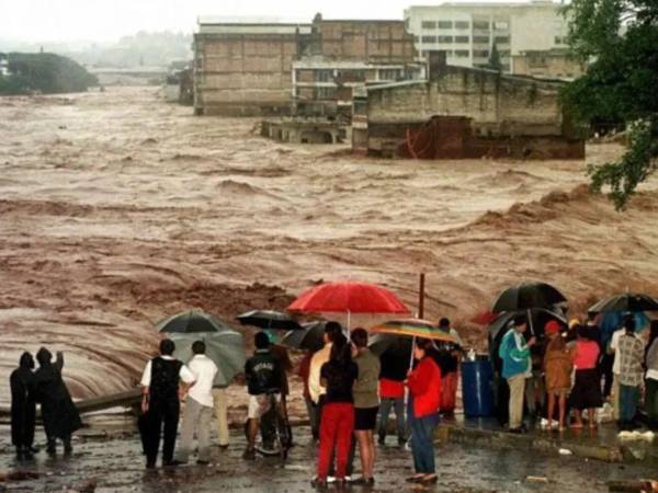 El huracán Mitch azotó Honduras a finales de octubre de 1998 y dejó una profunda huella en la historia del país. Las lluvias torrenciales provocaron inundaciones, deslizamientos de tierra y el desbordamiento de ríos, con consecuencias mortales para miles de familias.
