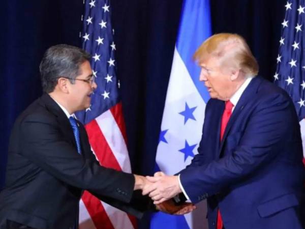 Fotografía de archivo de una reunió entre el expresidente hondureño Juan Orlando Hernández y el mandatario estadounidense Donald Trump.