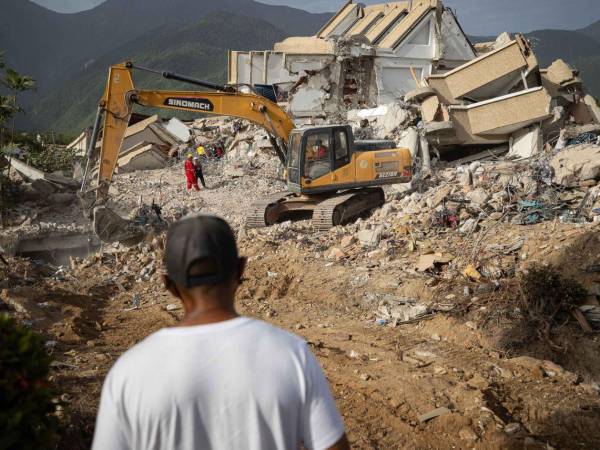 Este domingo, cuando se cumplen 11 días de los terremotos, los grupos de rescatistas internacionales se han retirado ya y en los edificios derruidos quedan voluntarios venezolanos, bomberos, defensa civil nacional y vecinos.