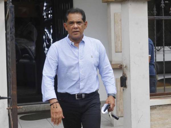 El vicepresidente de Marathón, Rolin Peña saliendo del congreso de la Liga Nacional.