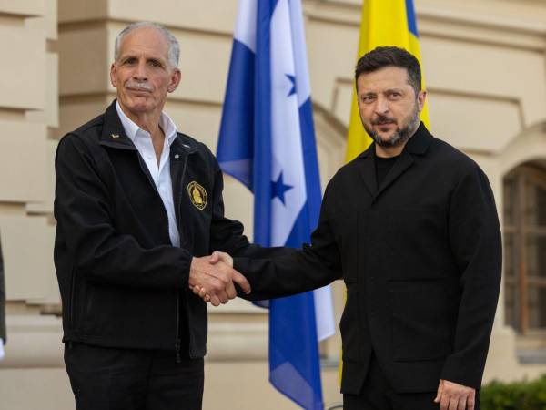Los presidentes hondureño y ucraniano, Nasry ‘Tito’ Asfura y Volodímir Zelenski, acordaron este viernes durante la primera visita a Kiev del mandatario centroamericano trabajar en la posible transferencia a Honduras de tecnologías agrícolas y de drones ucranianos.
