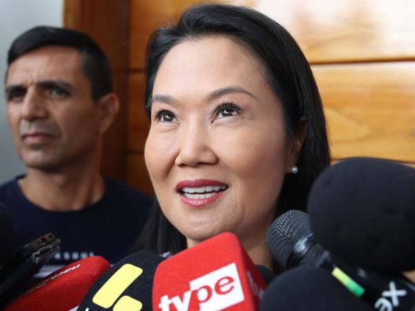 La candidata derechista a la Presidencia de Perú, Keiko Fujimori, fue captada ayer jueves 11 de junio, al atender a la prensa, en Lima (Perú).