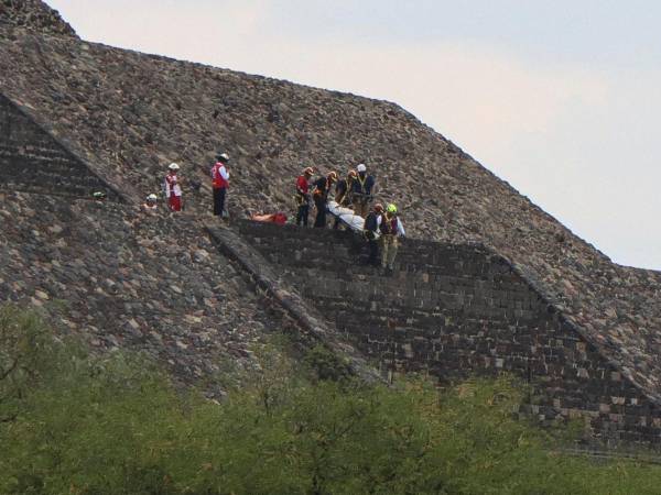 Un sujeto armado abrió fuego contra visitantes en la Pirámide de la Luna, en Teotihuacán, causando pánico y una estampida antes de ser hallado muerto.