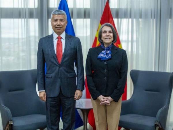 La canciller hondureña Mireya Aguero y el embajador de China en Honduras, Yu Bo.