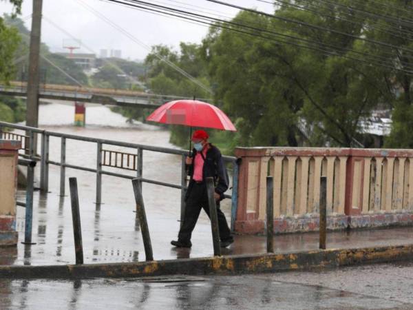 Las autoridades advierten sobre posibles inundaciones y deslizamientos por las lluvias provocadas por una vaguada que afecta gran parte de Honduras.