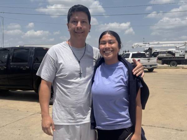 Emely Suaza y su padre, Fernando Suaza, quienes salieron este martes del centro para familias migrantes de Dilley, Texas, donde permanecían detenidos.