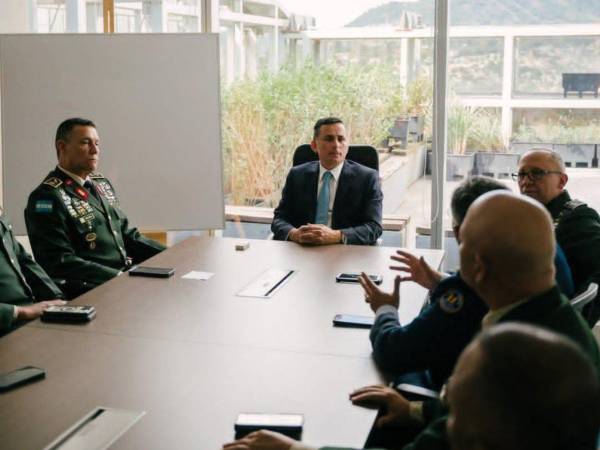 Reunión del nuevo ministro de Defensa, Enrique Rodríguez Burchard, y los altos mandos de la entidad castrense.