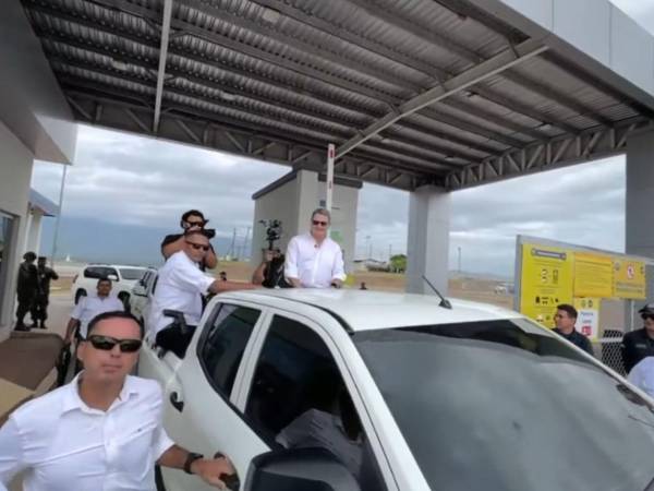El expresidente Juan Orlando Hernández saluda a sus seguidores en las afueras del Aeropuerto de Palmerola, en Comayagua.