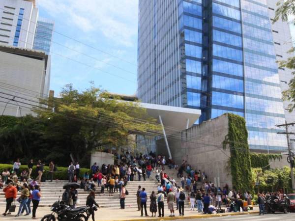 Fotografía muestra a empleados públicos en el Centro Cívico Gubernamental (CCG).