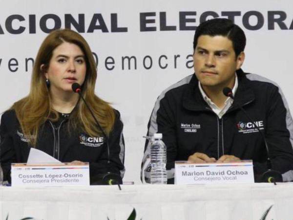 Fotografía muestra a los consejeros del CNE, Cossette López y Marlon Ochoa, durante una conferencia de prensa.
