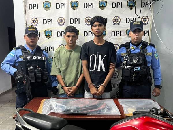 La Policía Nacional informó que ambos jóvenes se movilizaban en una motocicleta cuando fueron requeridos para un registro personal.