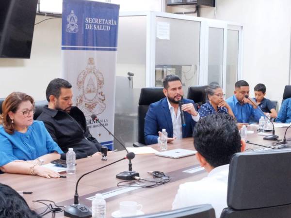 Autoridades de Salud aseguran que trabajan tanto con el gremio médico como el de enfermeras para atender las demandas pendientes.