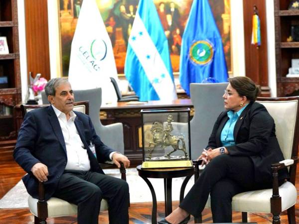 El presidente de la CCIC, Karim Qubain, y la presidenta de la República, Xiomara Castro, durante un encuentro en Casa Presidencial en abril de 2024.