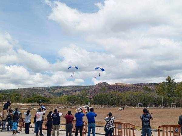Para realizar la demostración, los paracaidistas fueron trasladados y lanzados desde un helicóptero Bell 412 perteneciente a la Fuerza Aérea Hondureña.